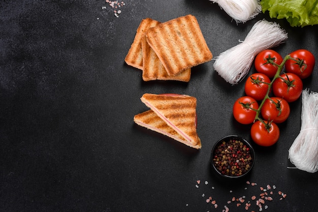 Sanduíche com presunto, queijo, tomate, alface e pão torrado