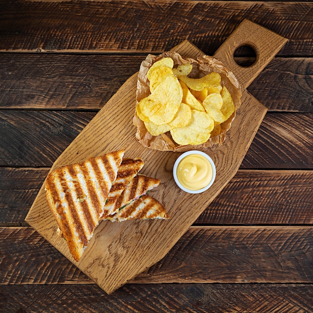 Sanduíche com presunto, queijo, tomate, salada e batatas fritas