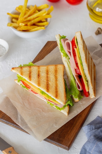 Sanduíche com presunto, salada, tomate e queijo. Cozinha americana. Comida rápida.