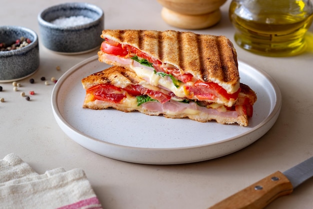 Sanduíche com presunto, tomate, queijo e espinafre. Café da manhã. Comida rápida.