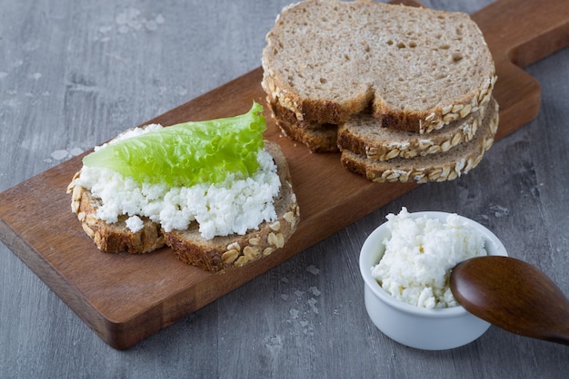 Sanduíche com queijo cottage em uma mesa de madeira