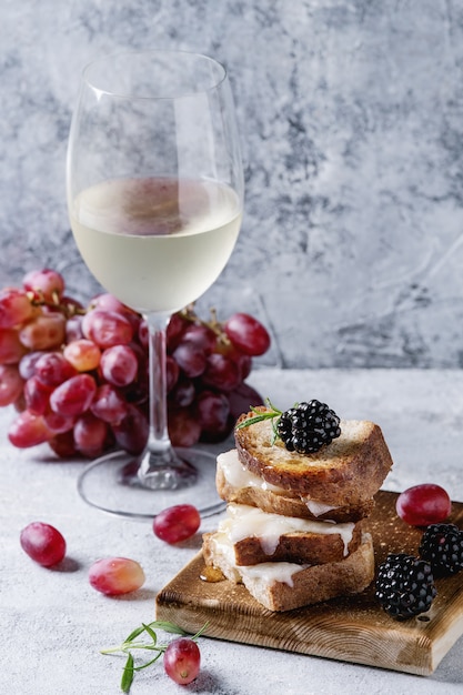 Sanduíche com queijo de cabra e frutas