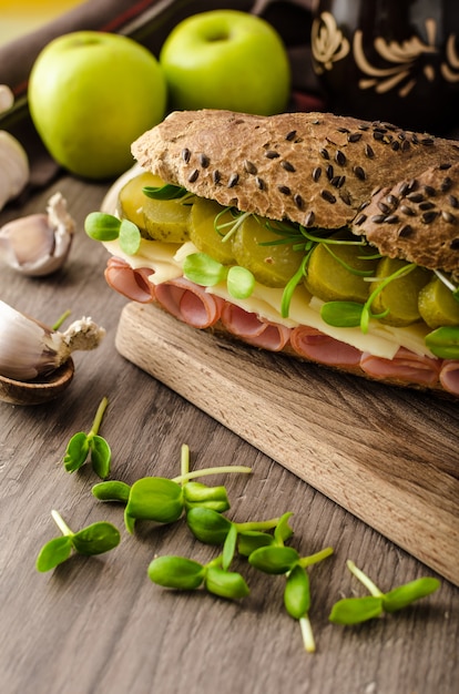 Foto sanduíche com queijo e cebolinha na mesa de madeira