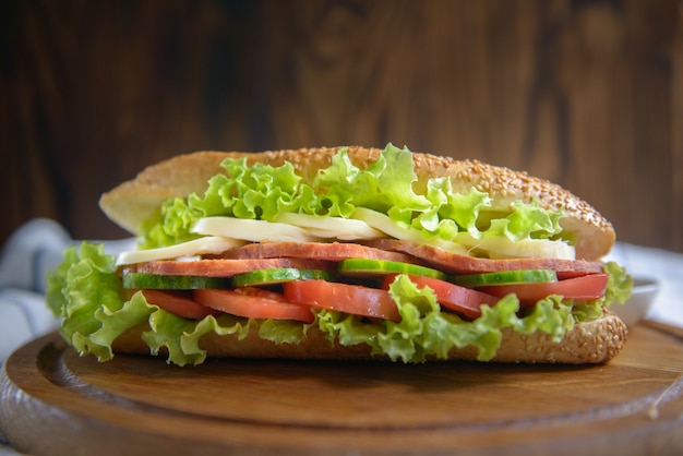 Foto sanduíche com queijo e presunto na tábua