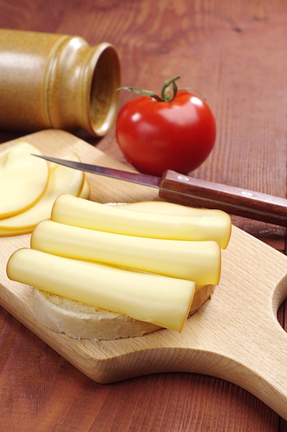 Sanduíche com queijo em uma tábua de cortar