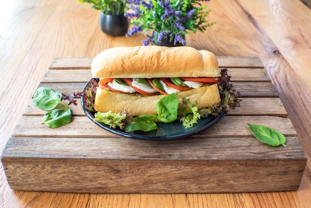 Sanduíche com queijo, tomate, pepino e alface e vegetais à parte