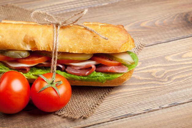 Sanduíche com salada de presunto queijo e tomate