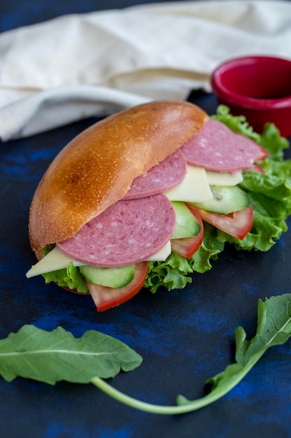 Sanduíche com salame cheddar tomate pepino alface rúcula em pão lanche rápido delicioso sanduíche