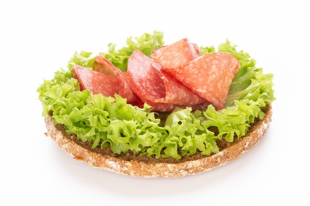 Sanduíche com salame e salada