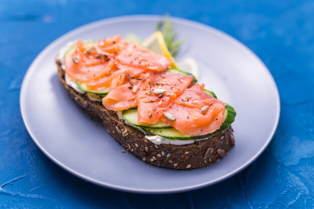 Sanduíche com salmão defumado e pepino.