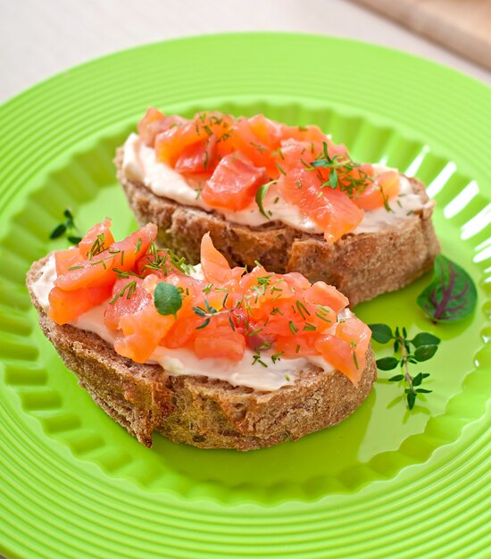 Sanduíche com salmão salgado e cream cheese.