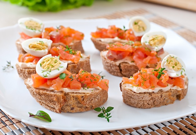 Sanduíche com salmão salgado e cream cheese.