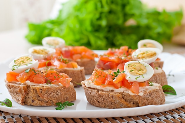 Sanduíche com salmão salgado e cream cheese.