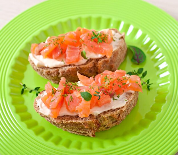 Sanduíche com salmão salgado e queijo creme