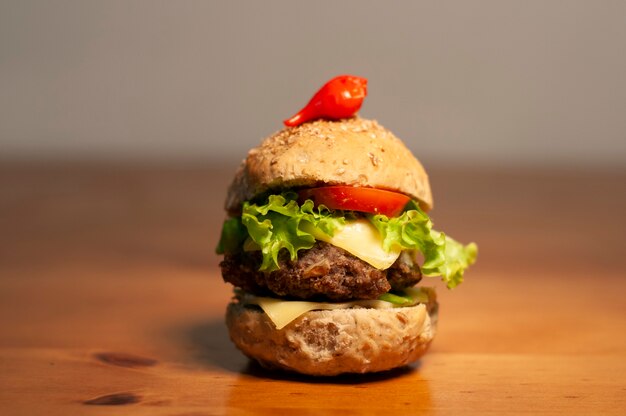 Sanduíche com tomate, alface, queijo