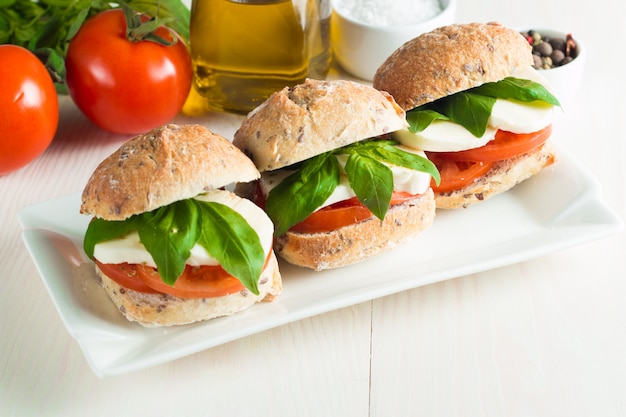 Sanduíche com tomate e mussarela.