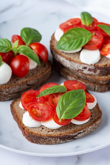 Sanduíche com tomate e mussarela