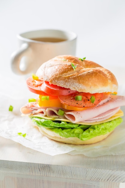 Sanduíche crocante e delicioso feito de queijo, tomate e presunto