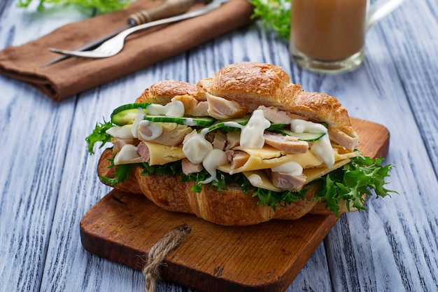 Sanduíche Croissant com frango, queijo, pepino