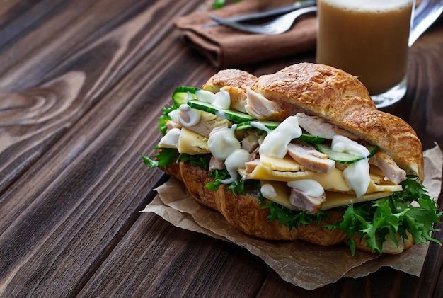 Sanduíche Croissant com frango, queijo, pepino