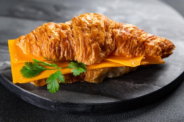 sanduíche croissant com queijo fast food refeição para viagem lanche na mesa cópia espaço comida