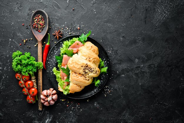 Sanduíche Croissant com salmão, tomate e cebola Café da manhã Vista superior Espaço livre para o seu texto