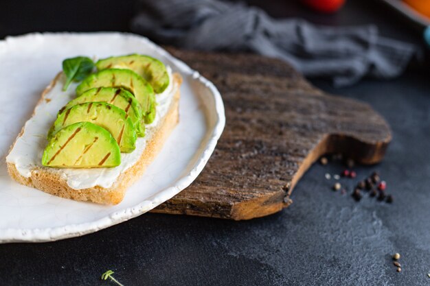 Foto sanduíche de abacate frito salada de vegetais alface grelhada espinafre rúcula lanche churrasco