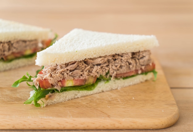 Foto sanduíche de atum na madeira