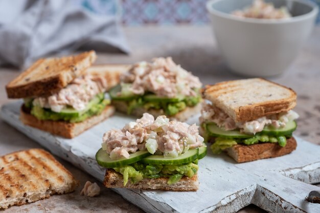 Sanduíche de atum saudável com abacate e pepino