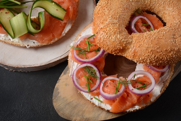 Sanduíche de bagel com salmão, cream cheese, pepino e cebola