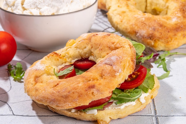Sanduíche de bagel de requeijão Dieta cetogênica saudável, café da manhã ou lanche rico em proteínas e vegetais com bagels de requeijão, pão com requeijão e vegetais frescos