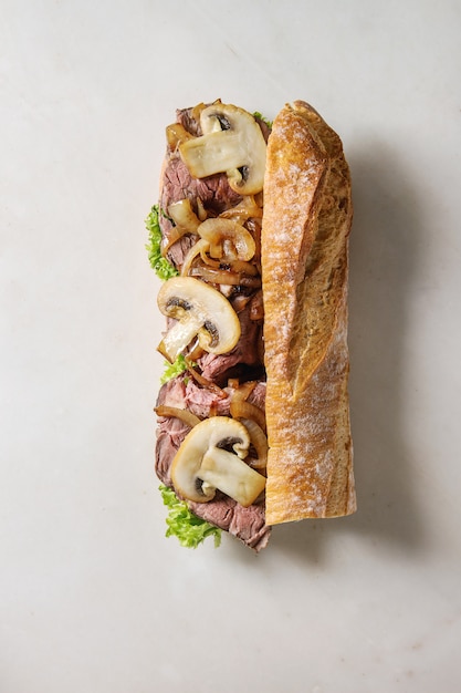 Sanduíche de baguete de carne