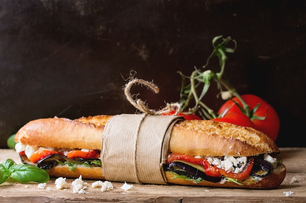 Sanduíche de baguete vegetariana