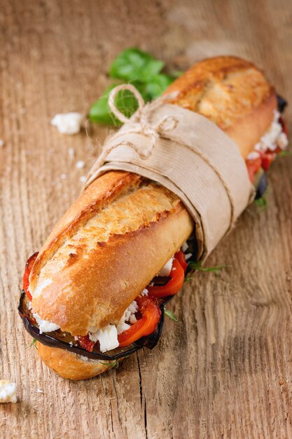 Foto sanduíche de baguete vegetariana