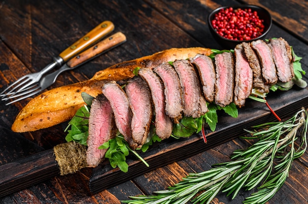 Sanduíche de bife baguete grelhado com rúcula e queijo