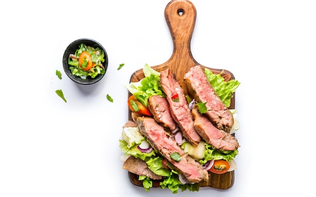 Sanduíche de bife com salada de carne grelhada em fatias e legumes em pão