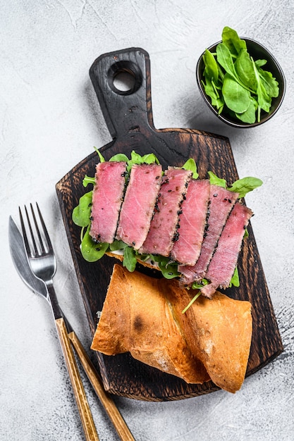 Sanduíche de bife de atum em baguete com rúcula