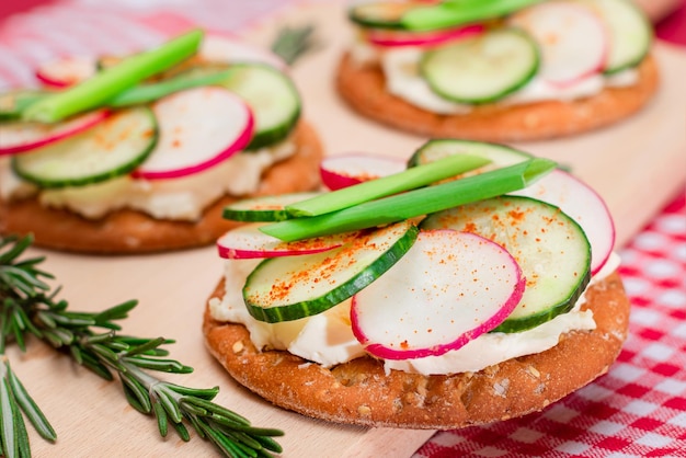 Sanduíche de biscoito com cream cheese, pepino fresco e rabanete