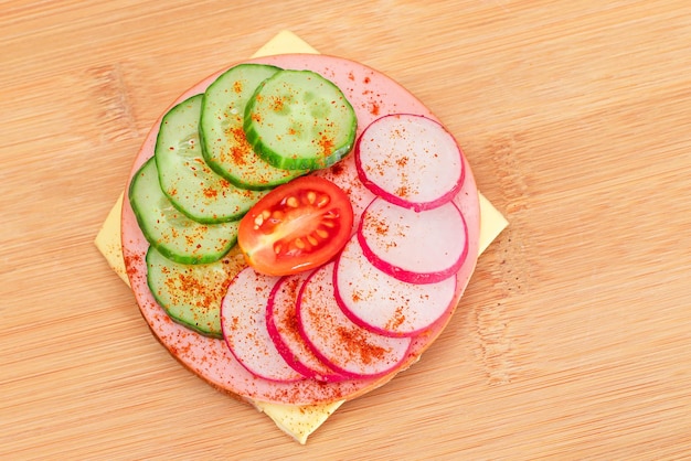 Sanduíche de biscoito com rabanete de salsicha de queijo de pepino fresco e tomate