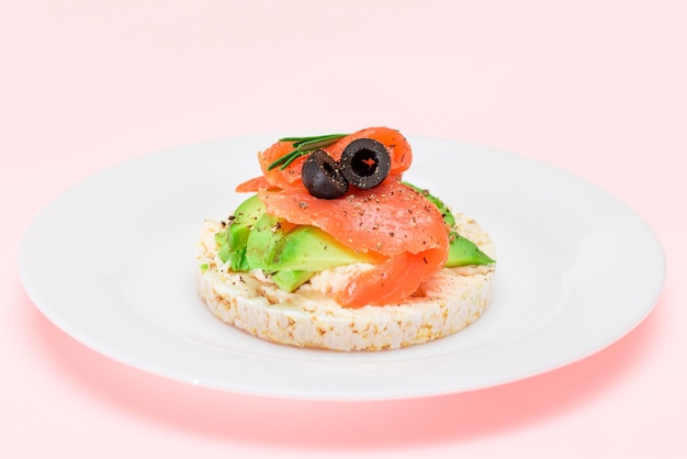 Sanduíche de bolo de arroz com abacate de salmão fresco e azeitonas