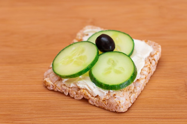 Sanduíche de bolo de arroz com queijo creme de pepino fresco e azeitonas