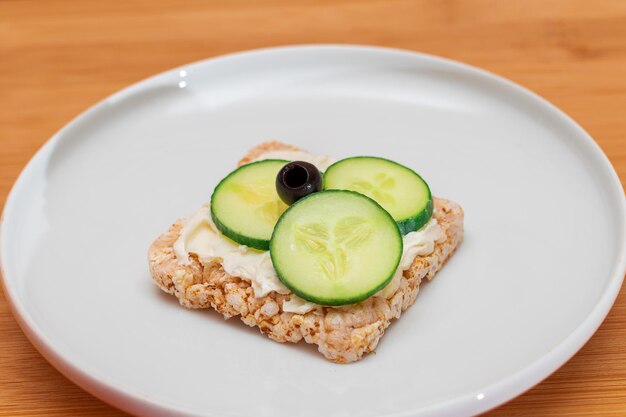 Sanduíche de bolo de arroz com queijo creme de pepino fresco e azeitonas