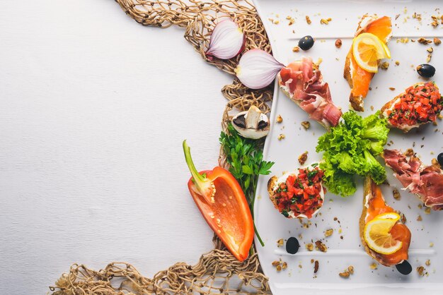 Sanduíche de Bruschetta com salmão e hamoon Em um fundo de madeira Vista superior Espaço livre