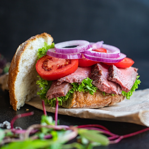 Sanduíche de carne e vegetais, pão, tomate, alface