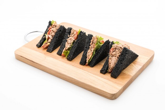 sanduíche de carvão de atum