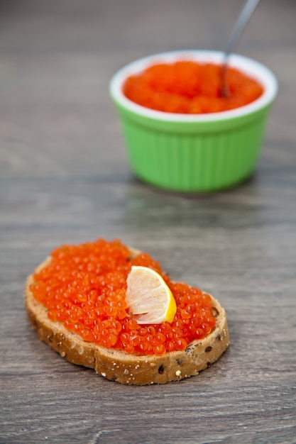 Sanduíche de caviar vermelho close-up