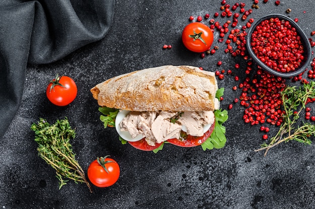 Sanduíche de ciabatta com patê de fígado, rúcula, tomate, ovo e ervas