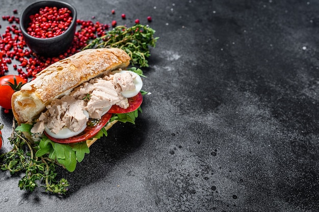 Sanduíche de ciabatta com patê de fígado, rúcula, tomate, ovo e ervas