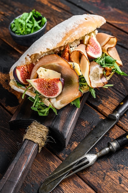 Sanduíche de ciabatta com salada de alface, presunto e queijo muçarela