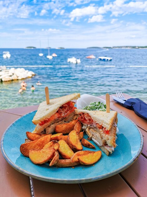 Foto sanduíche de clube com batatas fritas prato azul mar brunch de verão pequeno-almoço comida